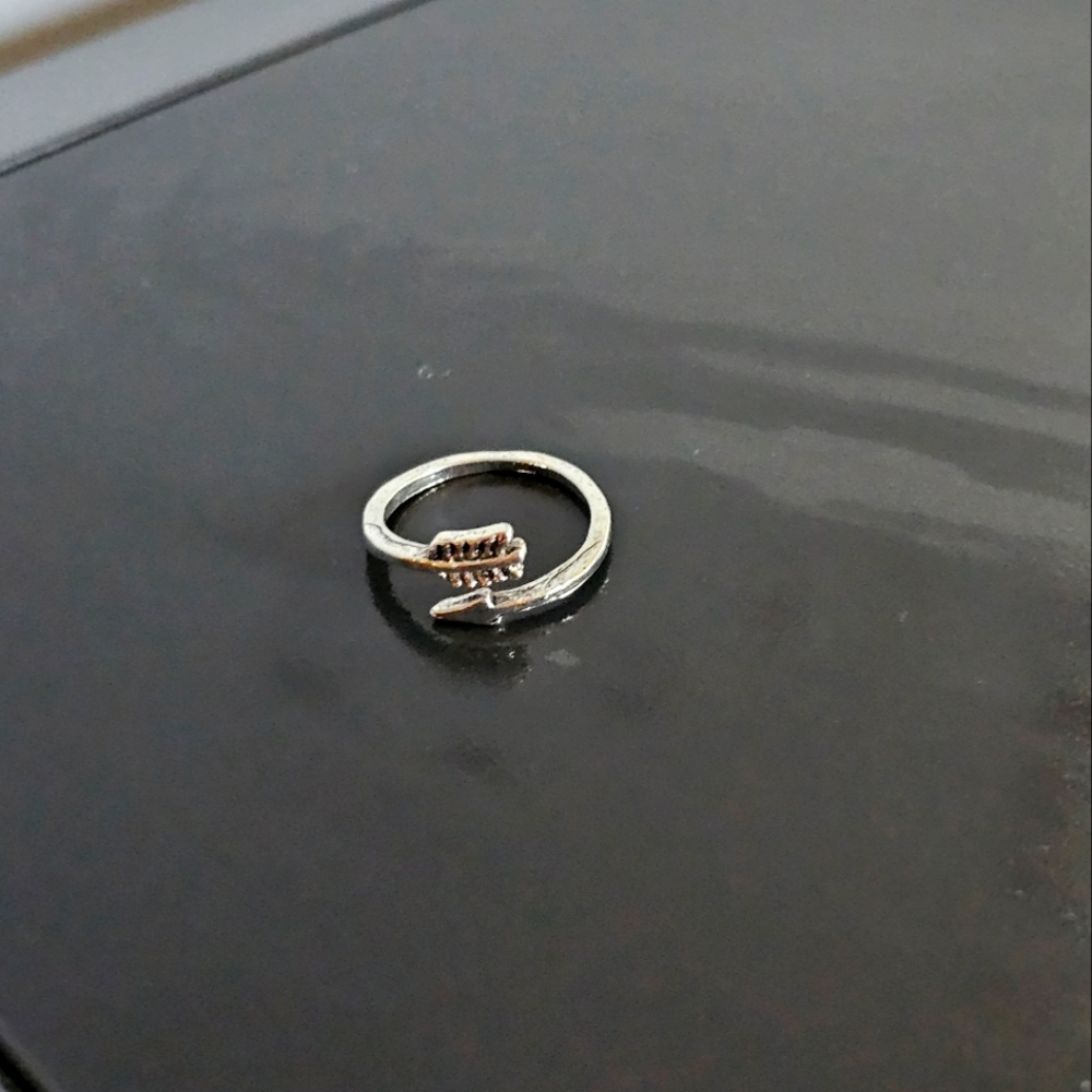 LADIES SIZE 7 EVERYDY FOREVER WEAR SIZE 7 NEW SILVER RING